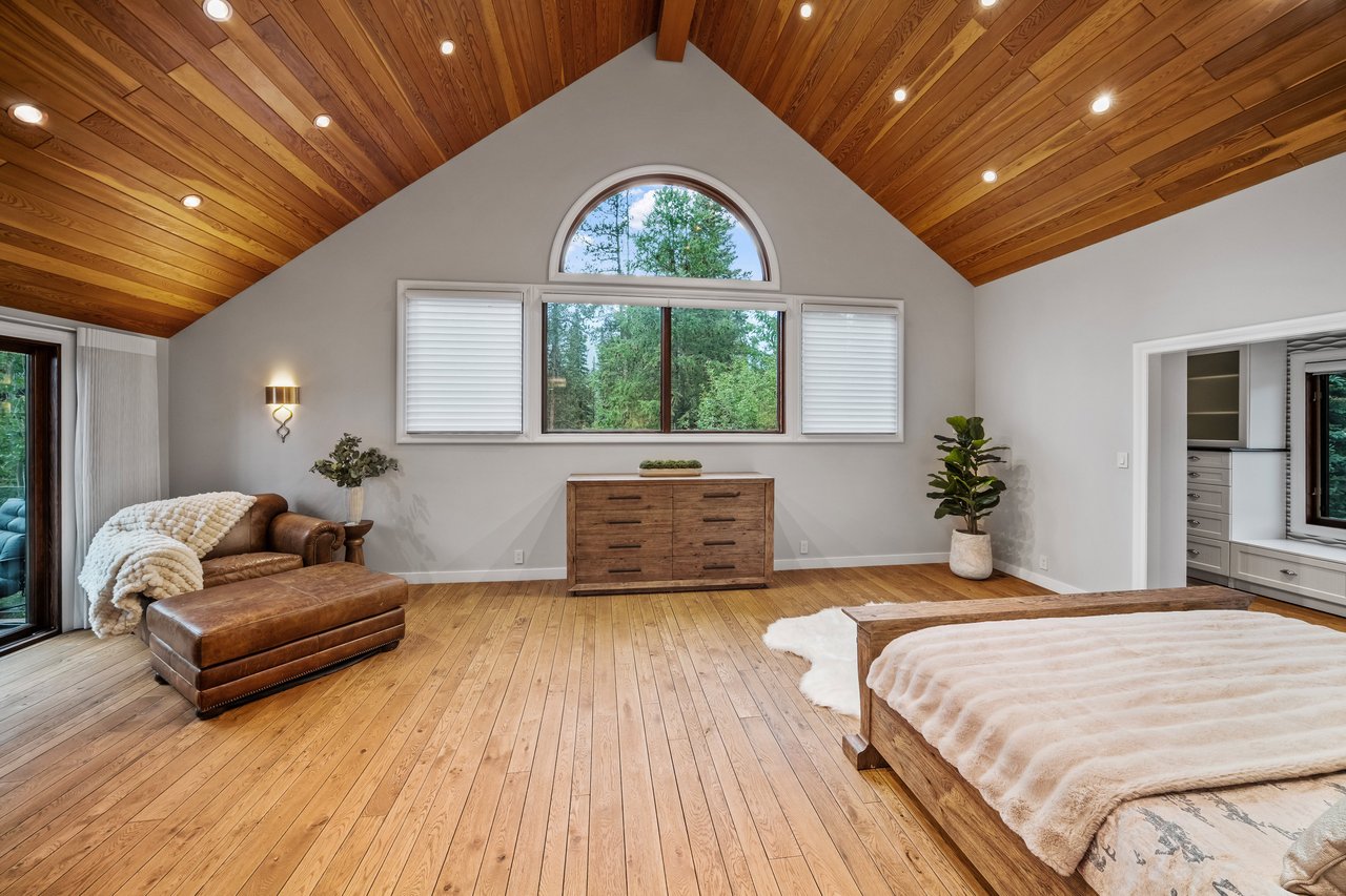 Private Mountain Retreat on Nearly Half an Acre