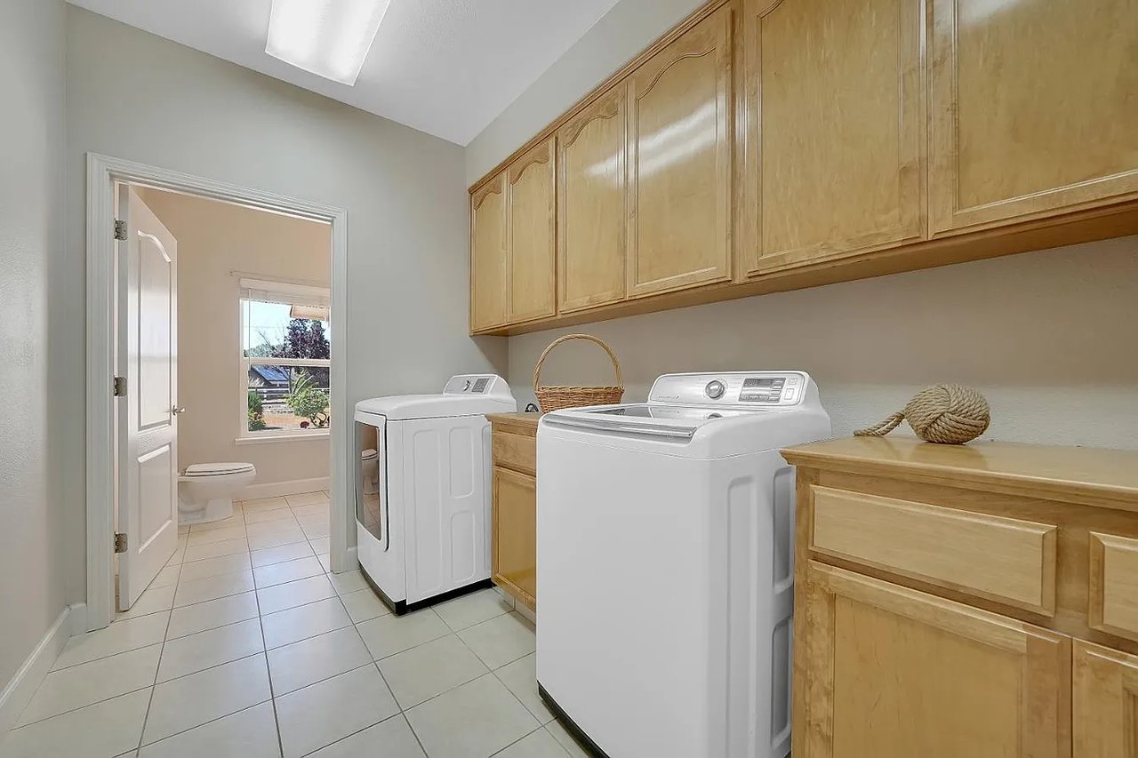 3221 Crestview Dr