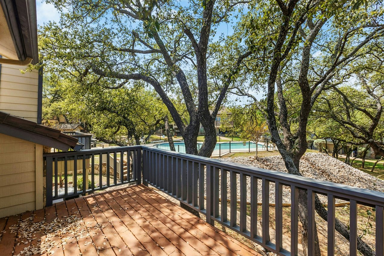Horseshoe Bay Condo Just Listed!