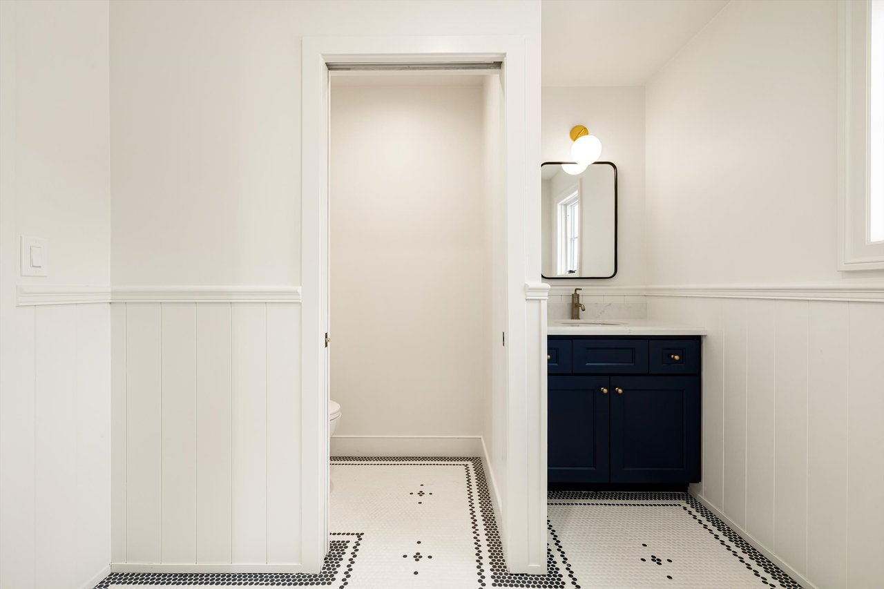 4835 E INDIANOLA Avenue