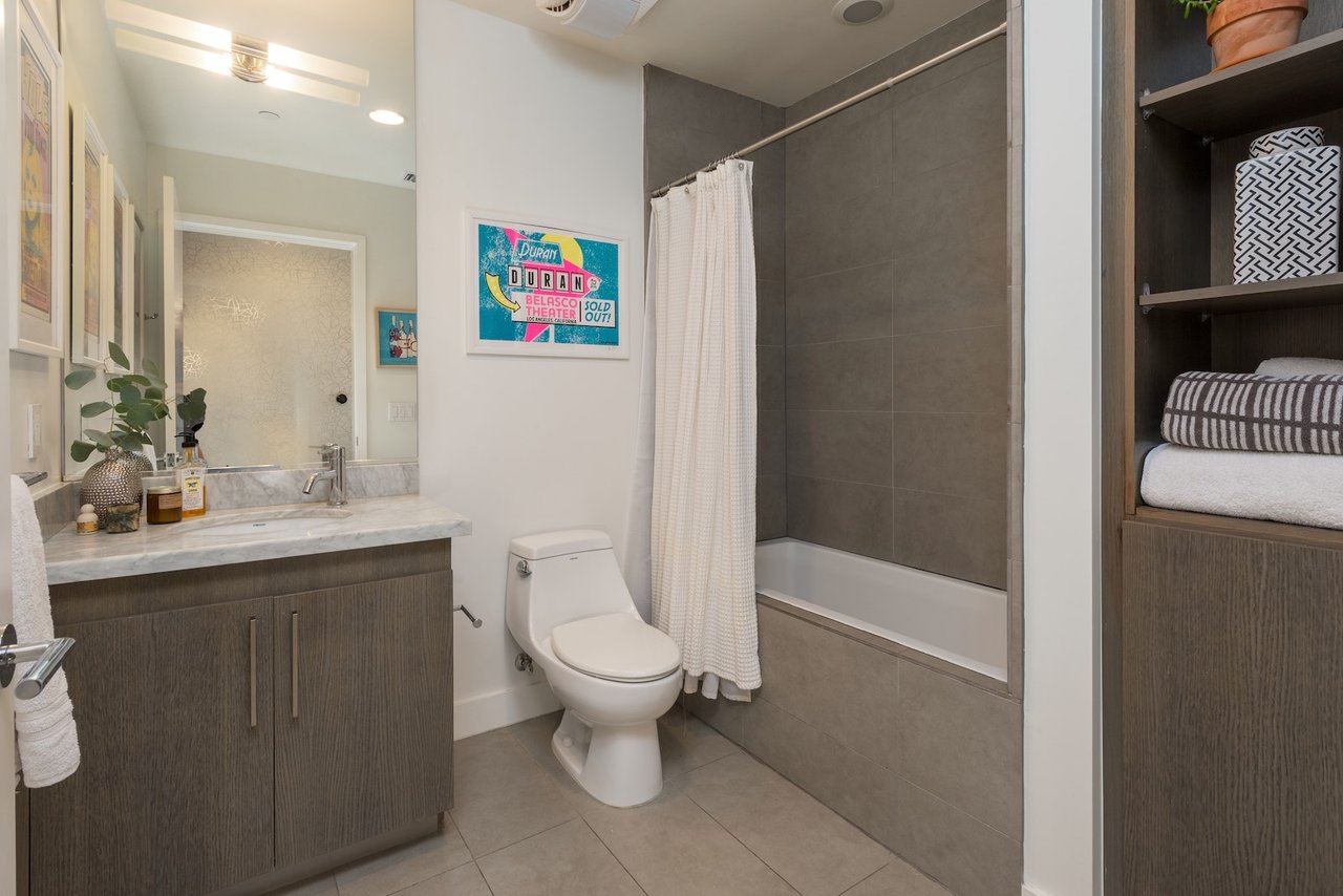 Modern 2 Bedroom/ 2 bath at the Metropol