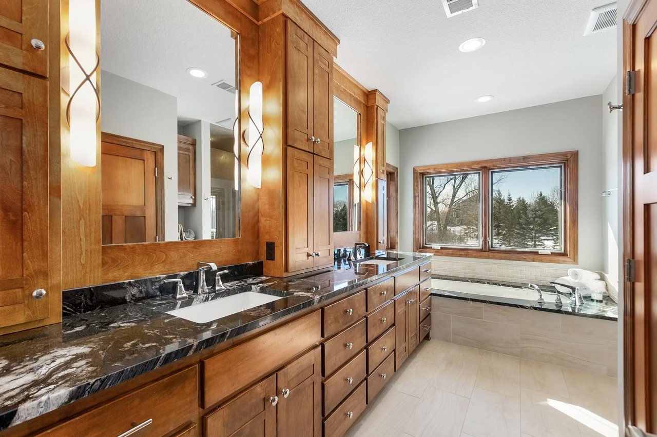 Gorgeous Estate in Inver Grove Heights!