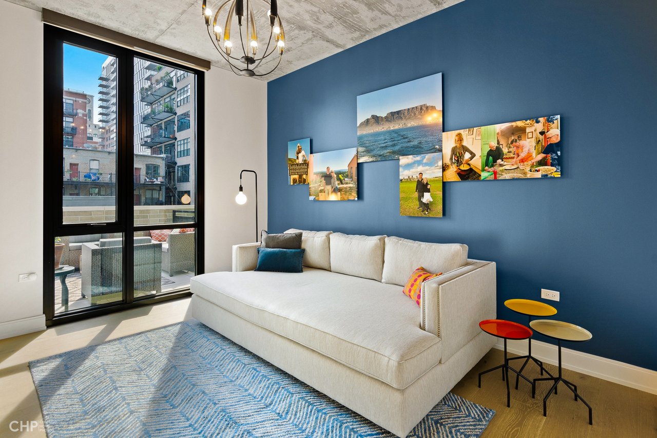 West Loop Luxury: 111 S Peoria St, #210
