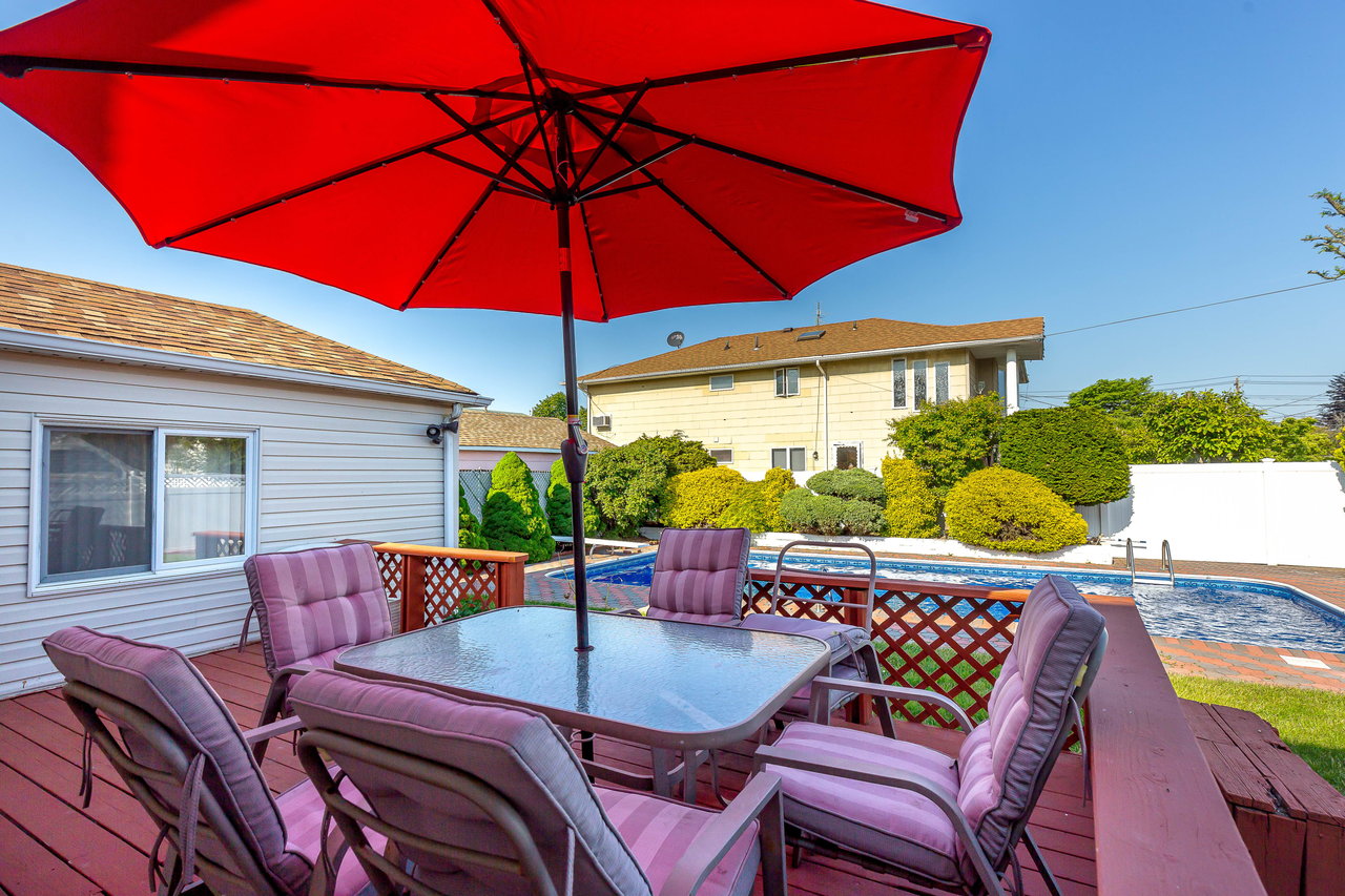 30 Gardner Ave, Hicksville