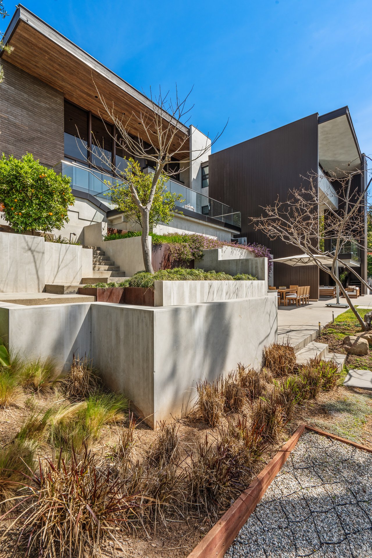  A Beverly Hills Architectural Masterpiece – Where Modern Luxury Meets Timeless Elegance