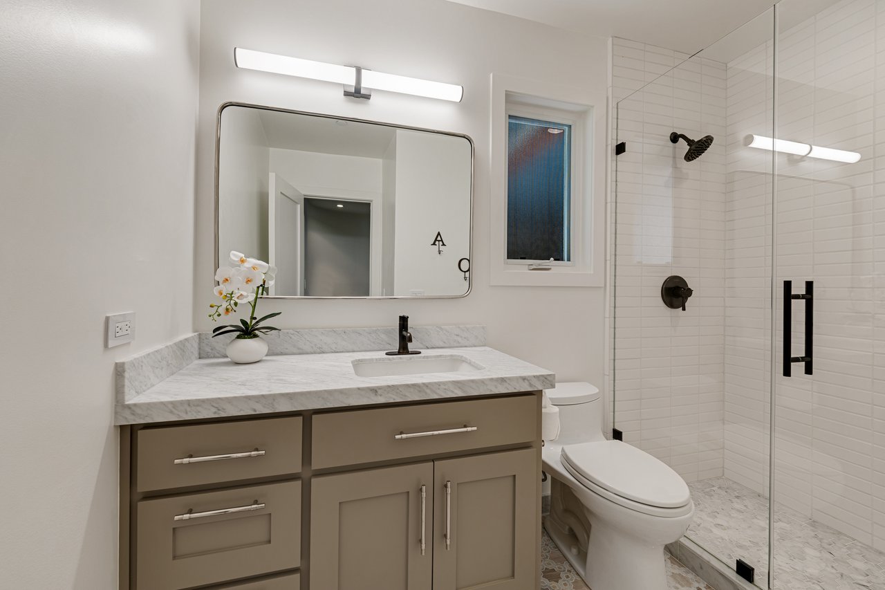 Chic and Stylish on Belvedere Island