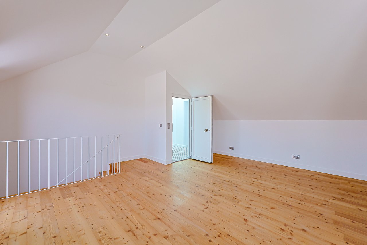 3 Bedroom Duplex with Sea View, Balcony & Private Lift in Monte Estoril