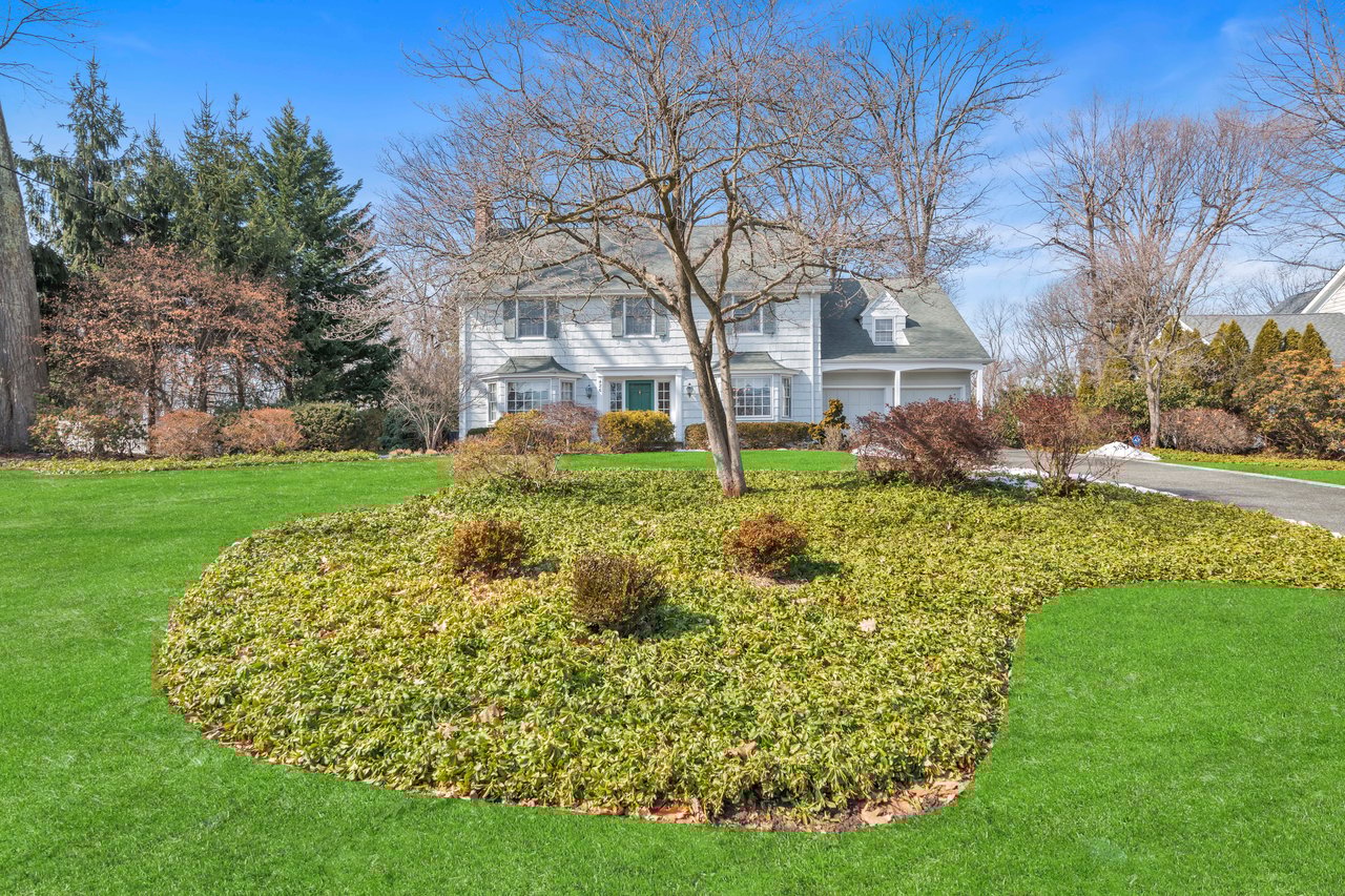 426 Knollwood Road, Ridgewood