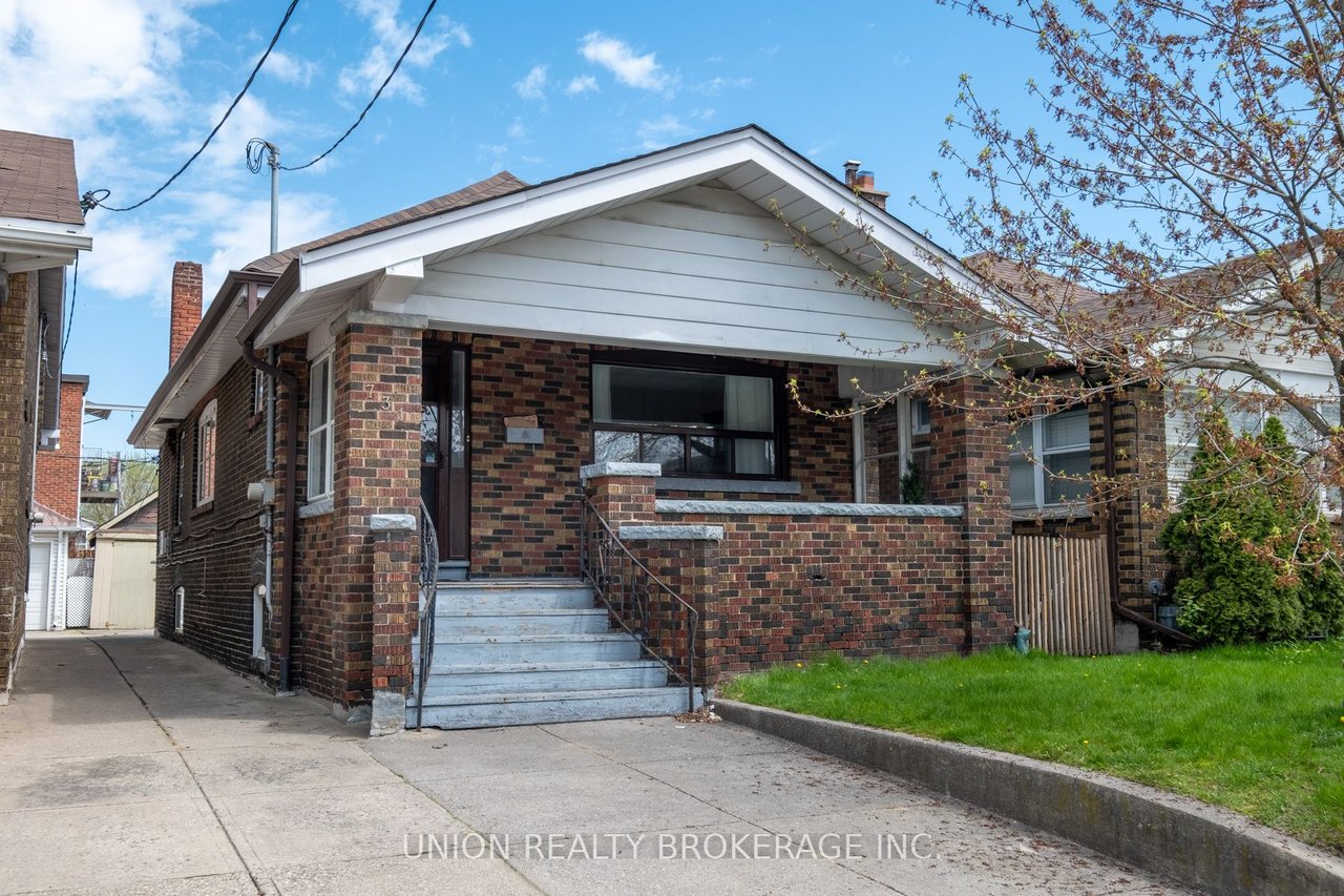 731 Coxwell Ave