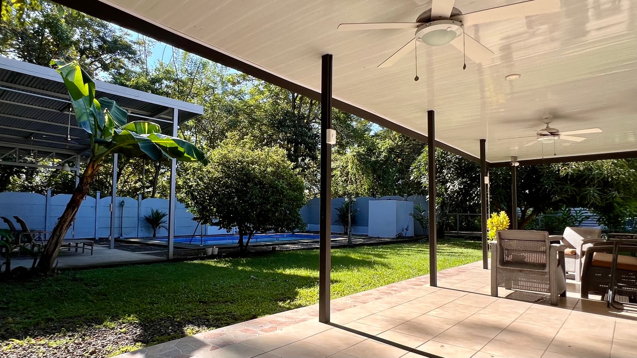 3-Bedroom Home with Large Pool and Garden in Bahía