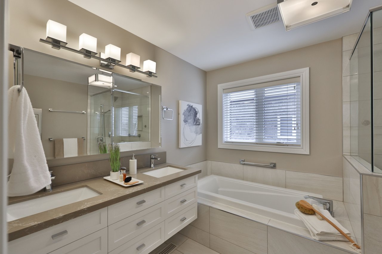 86 Forsythe Street, Oakville