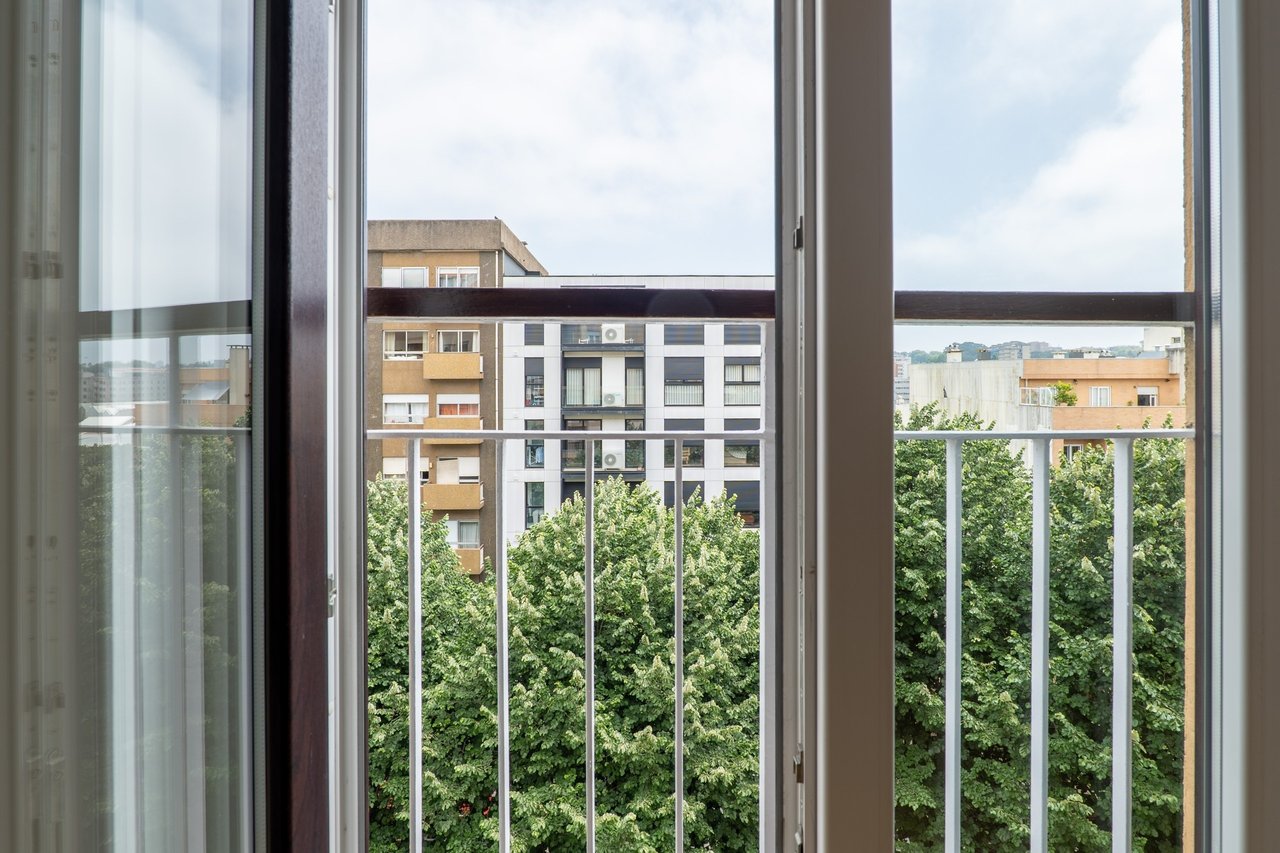2-Bedroom Apartment with Sunset Balcony in Central Matosinhos