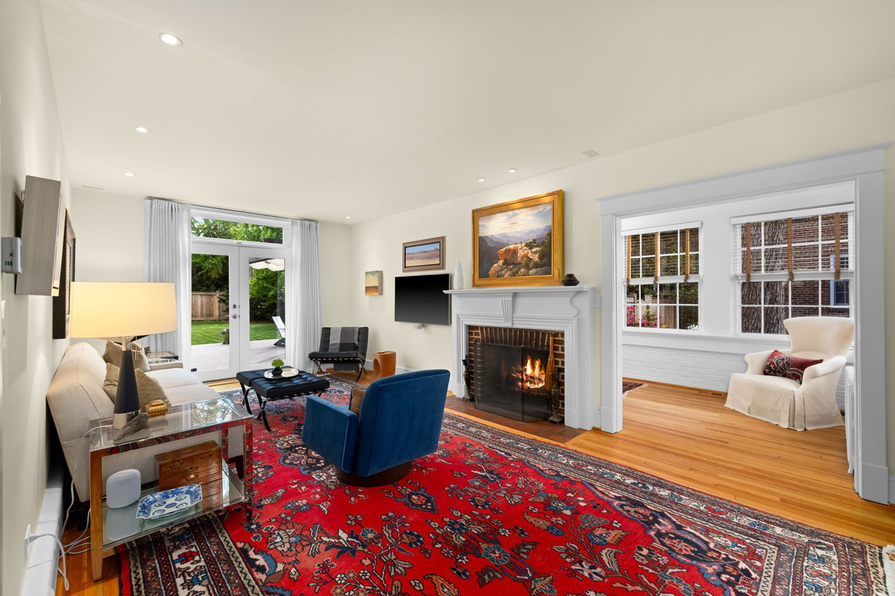 22 W OAK STREET