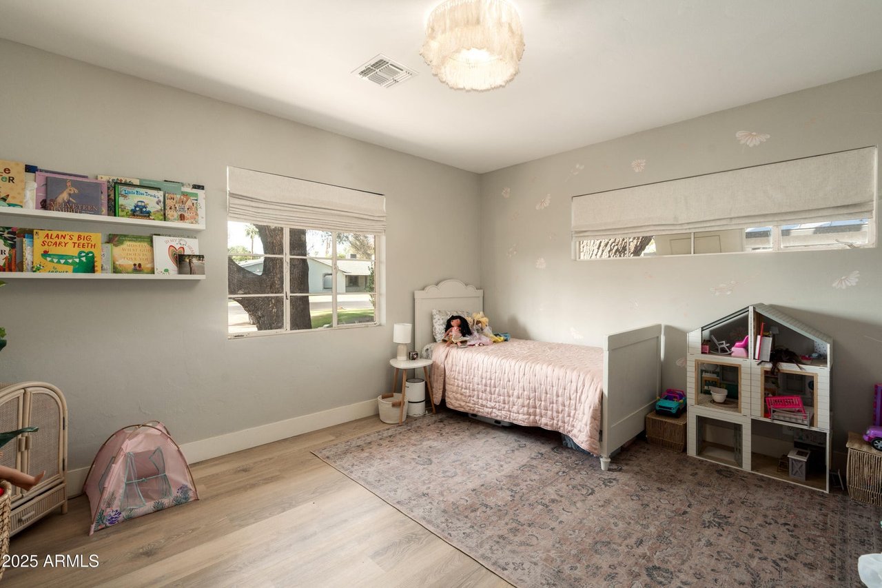547 W Orangewood Ave