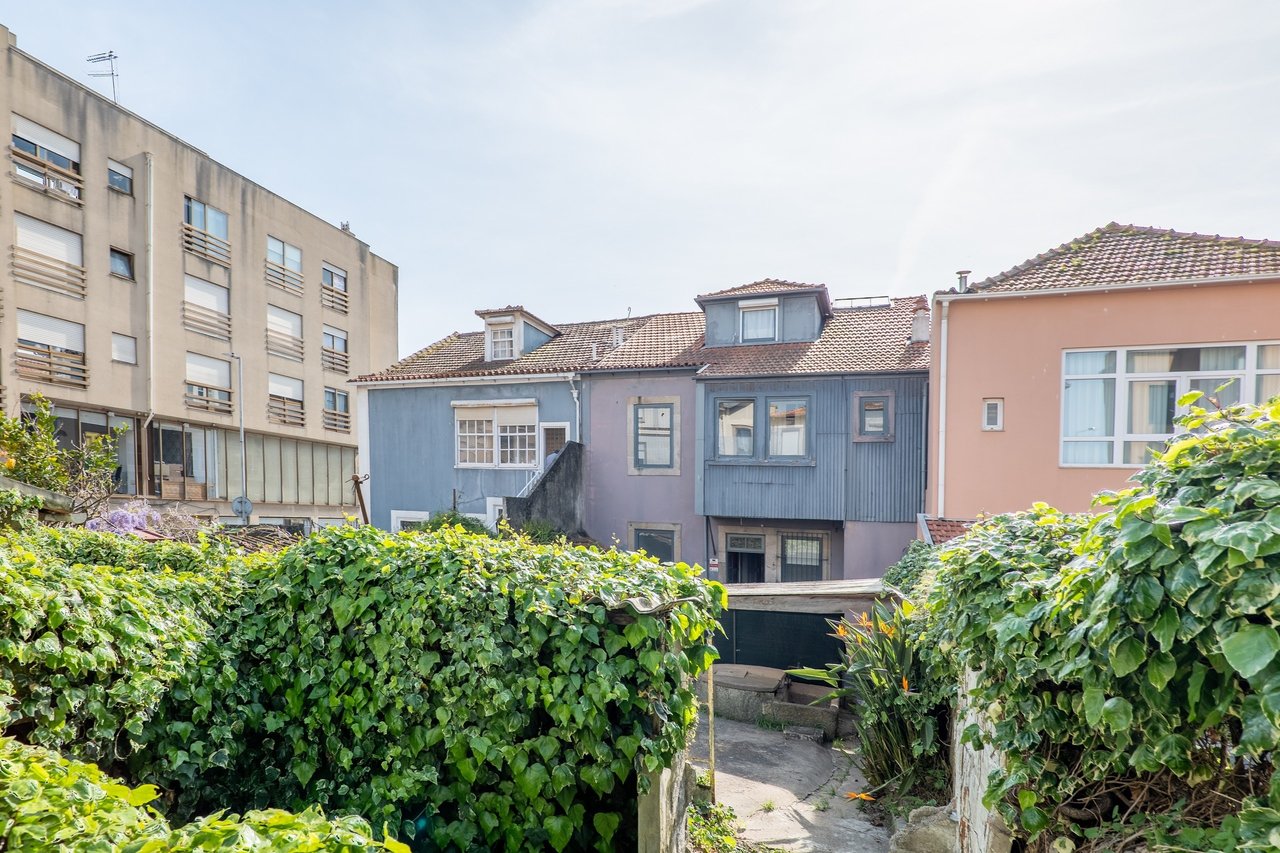 Historic Home for Restoration in Matosinhos, Porto – Prime Coastal Investment Opportunity