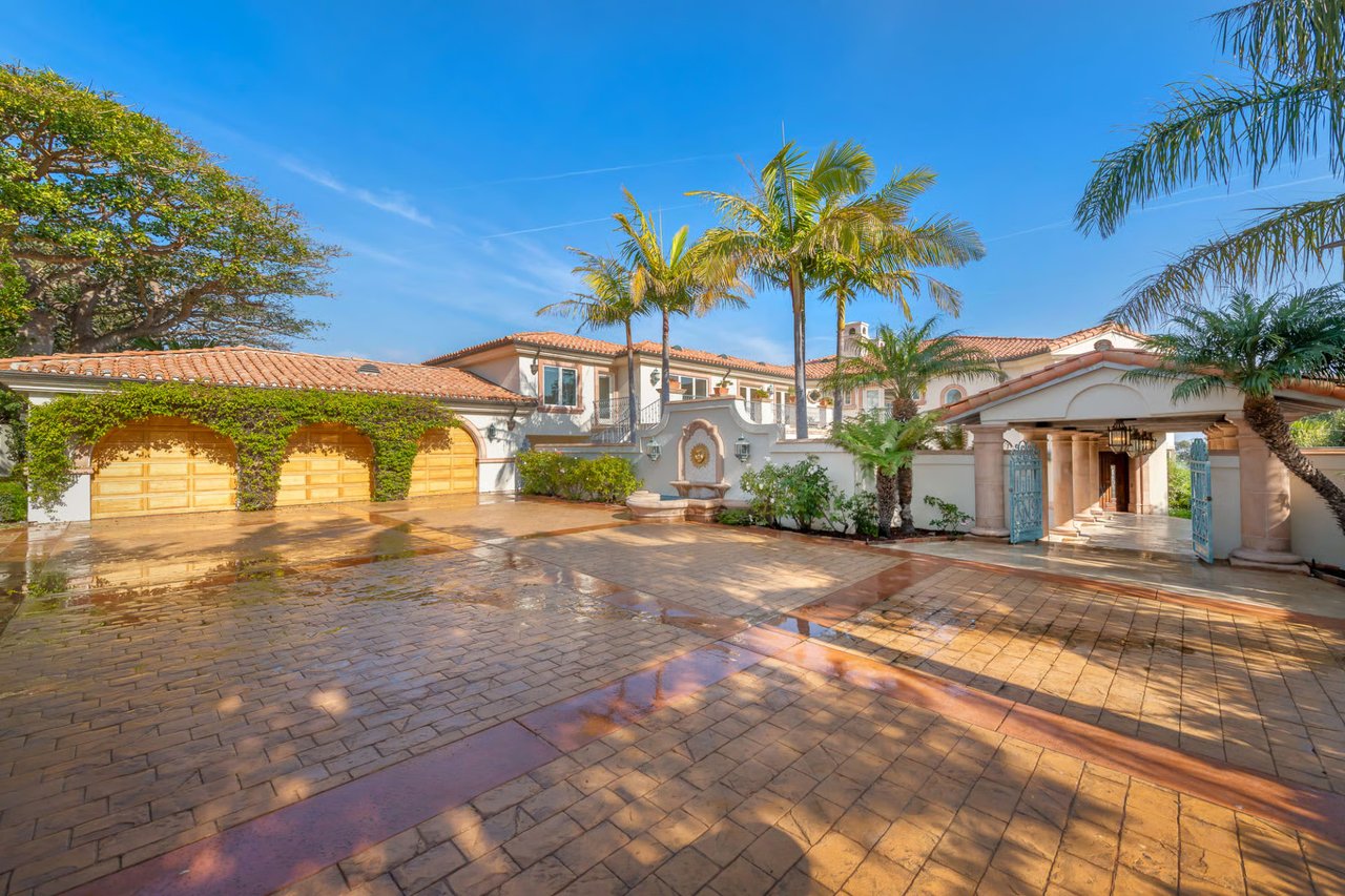 7052 Dume Dr