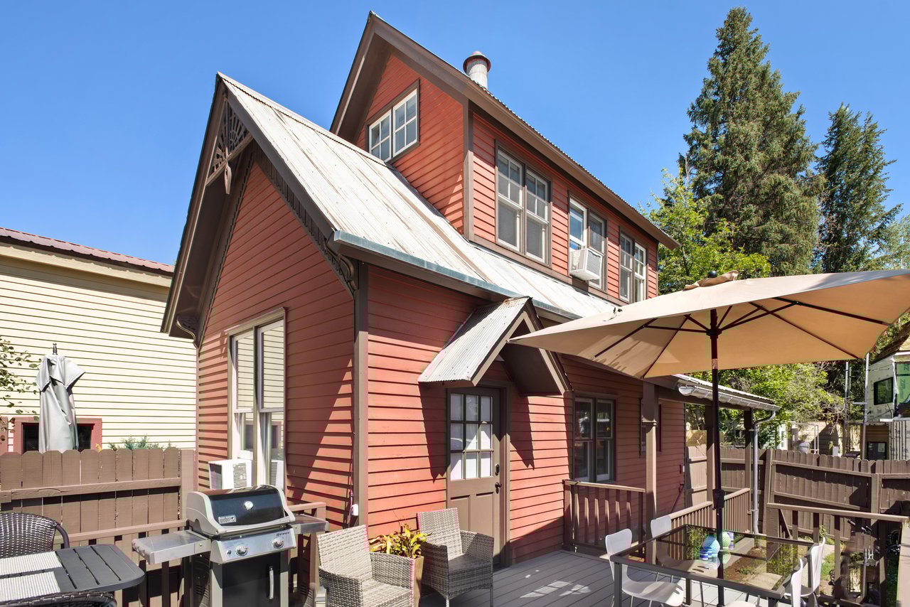 Charming Victorian Carriage House