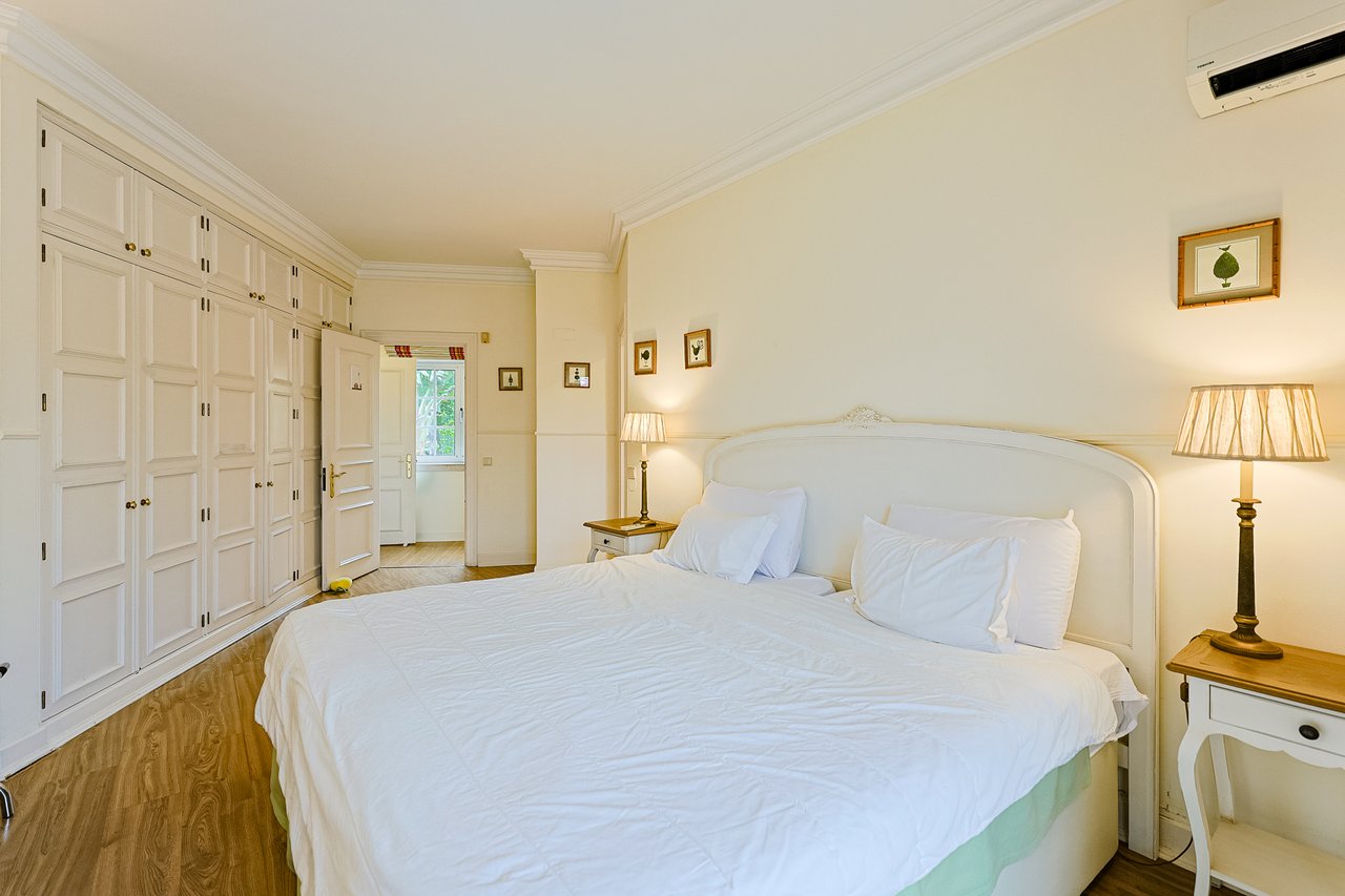 Spacious 8+2-Bedroom Villa with Pool for Rent in Cascais