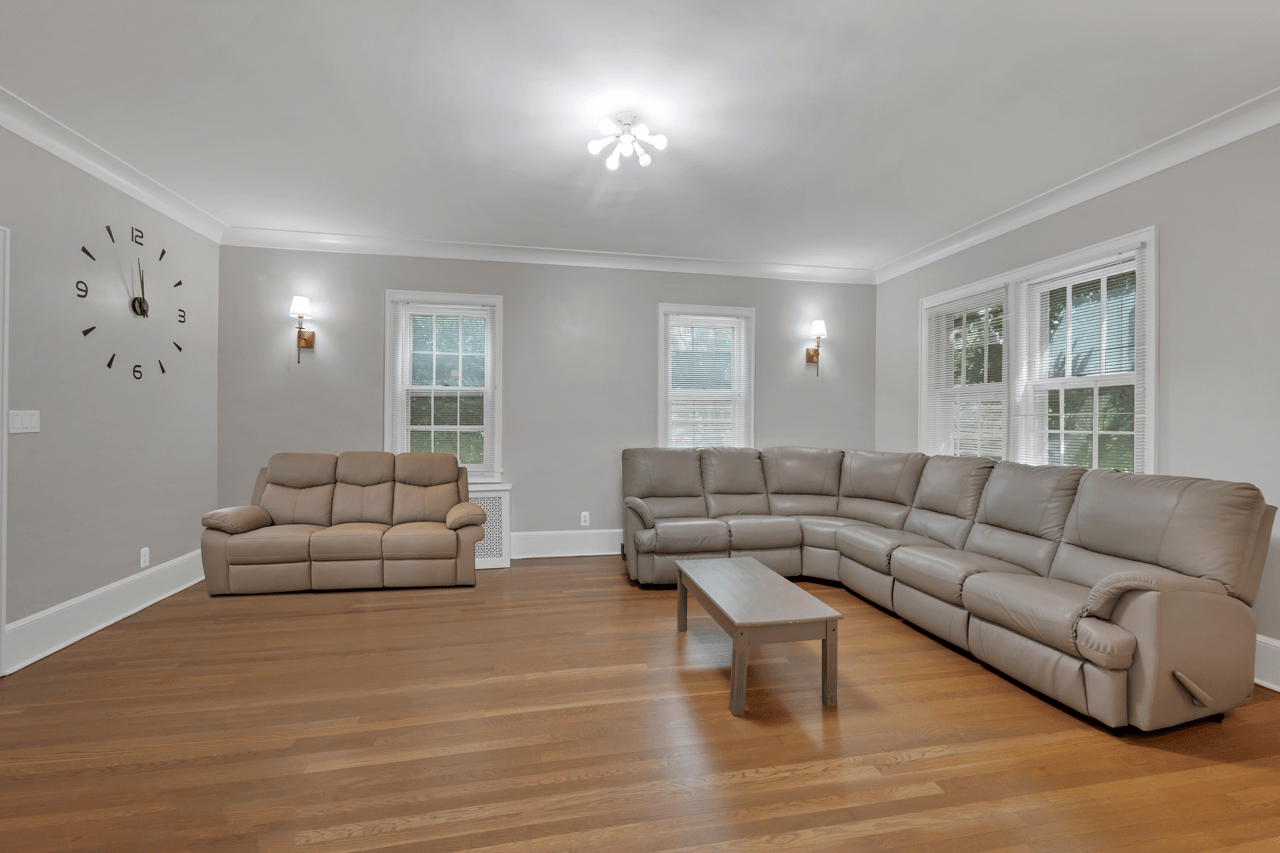 Beautiful Huge Home In Monticello