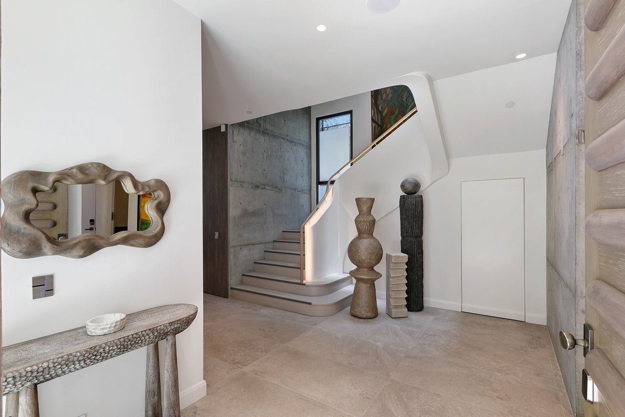 938 Palisades Beach Rd