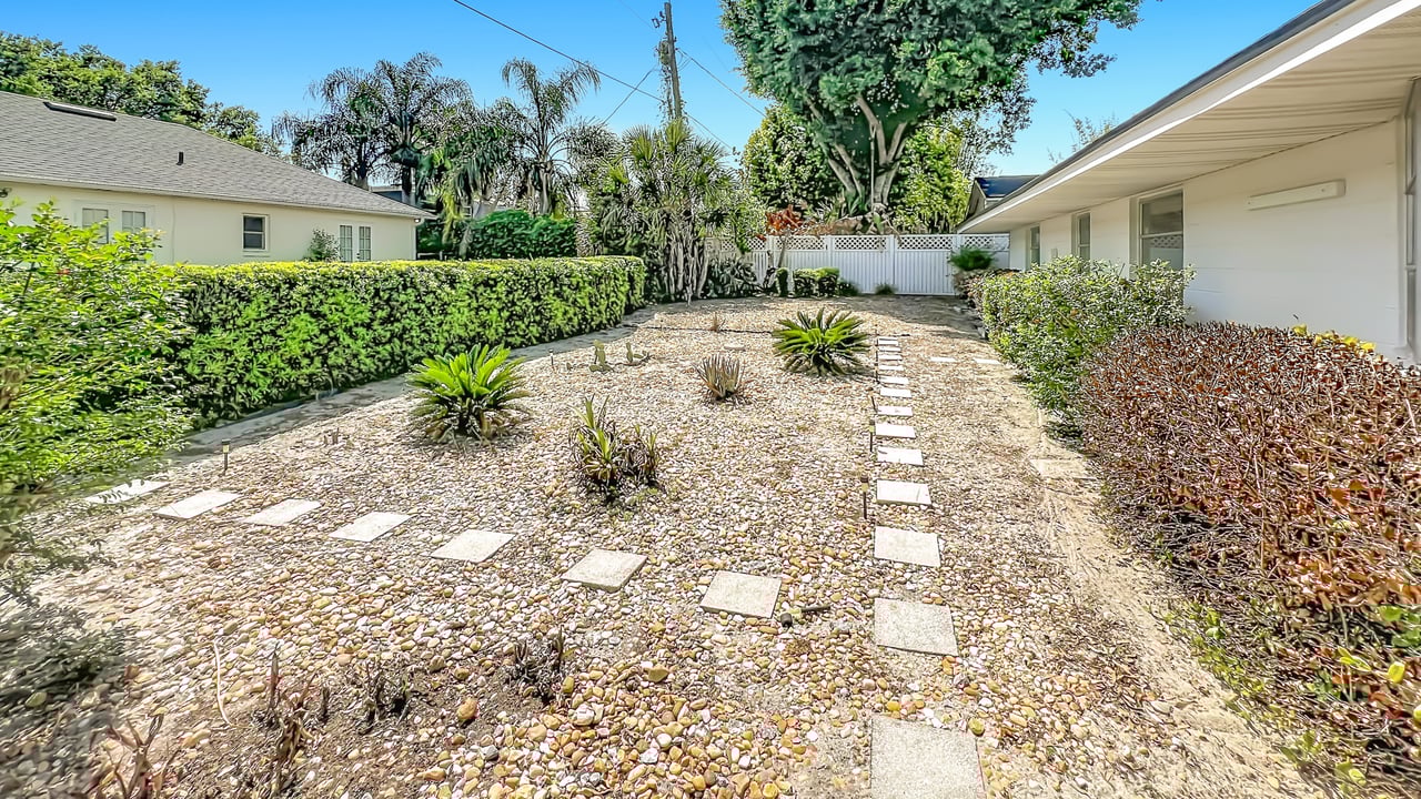 Mid-Century Modern 4-Bedroom in Dommerich Hills, Maitland