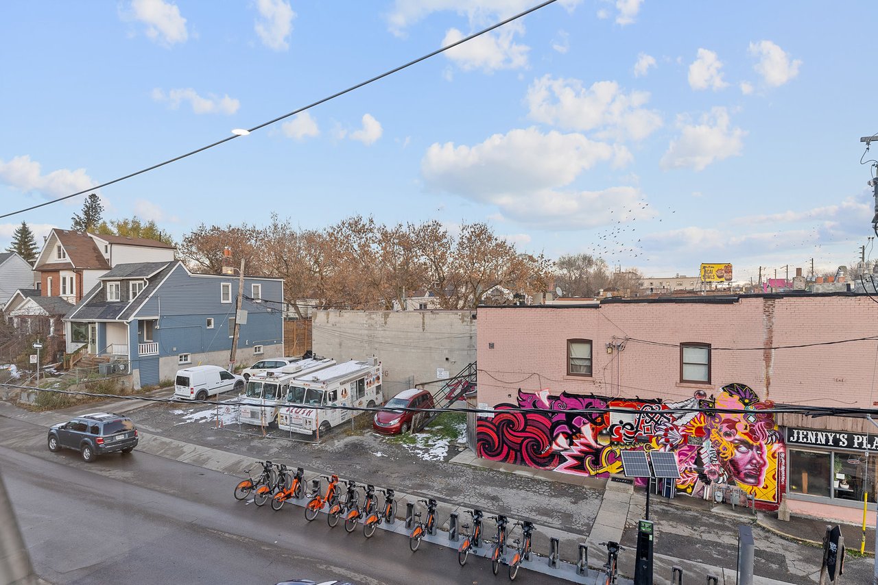 1328 Gerrard Street E 302