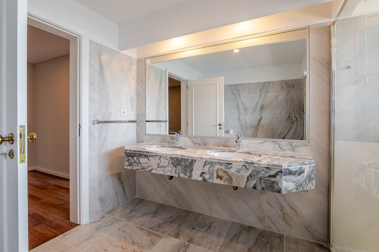 Luxury 5-Bedroom Apartment with Balcony & Private Garage in Foz do Douro, Porto
