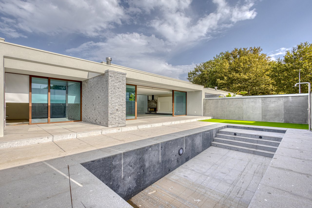 Contemporary 3-Bedroom Luxury Villa with Pool and Large Basement in Palmeira, Braga