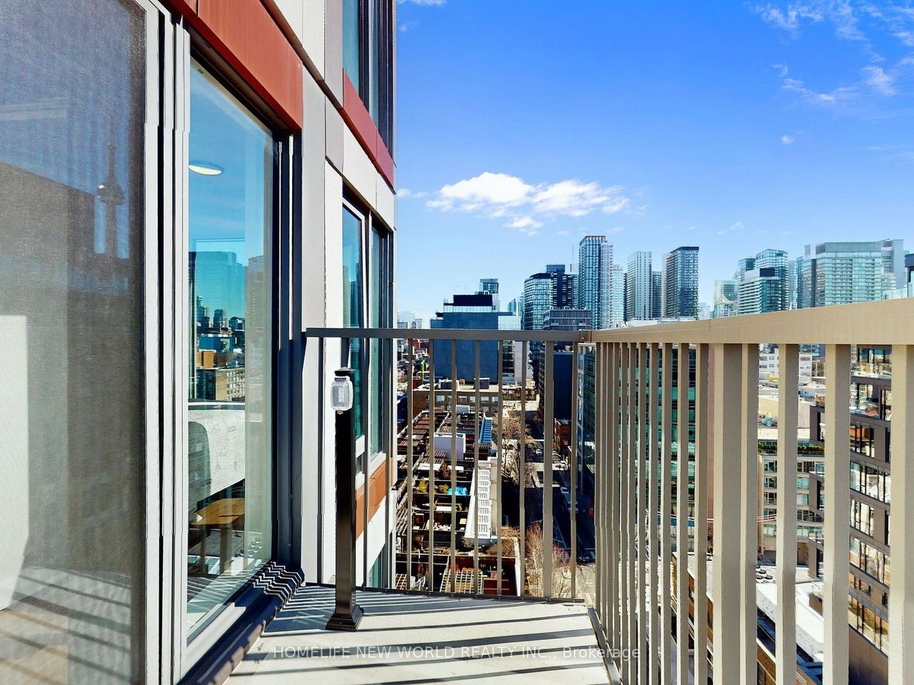 VIBRANT PENTHOUSE IN DOWNTOWN