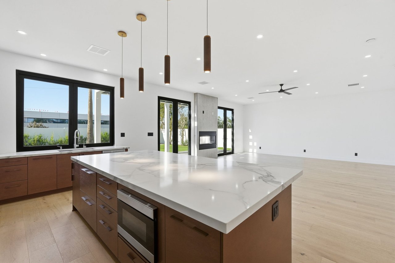 3106 N VALENCIA Lane