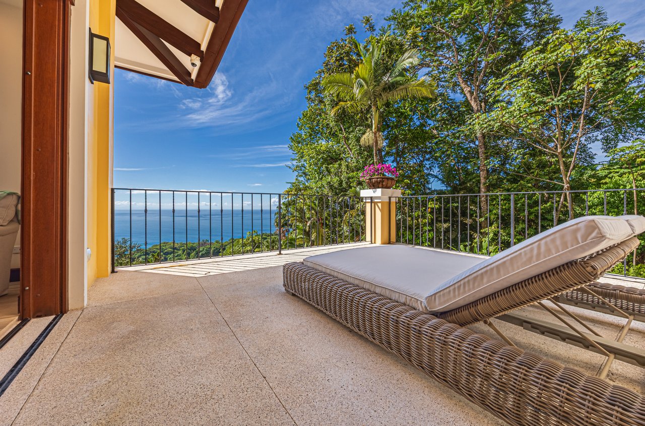 Nido Escondido, Playa Dominical