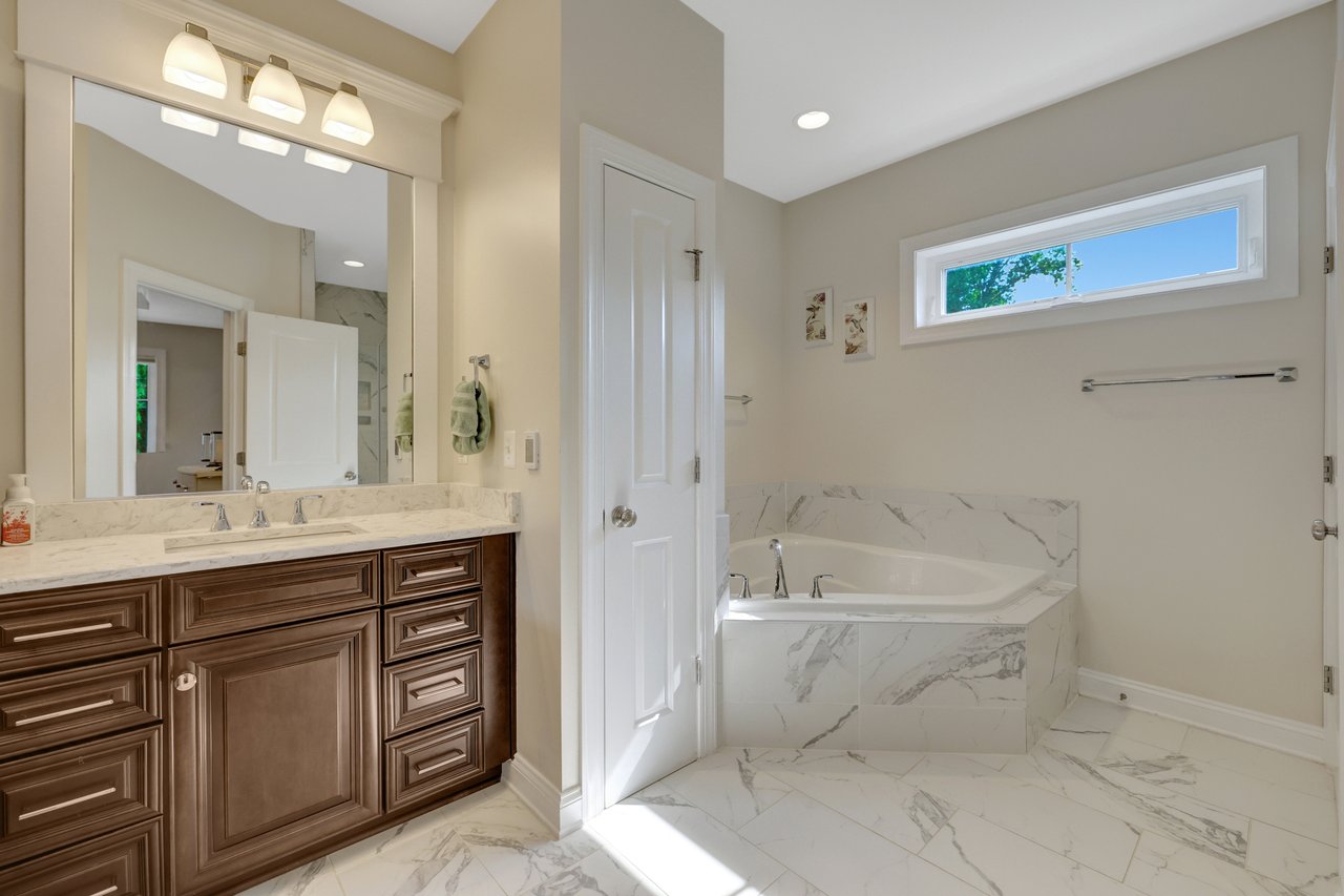 300 Jade Ct NW