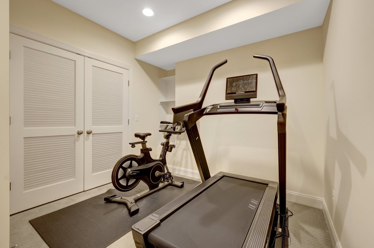 300 Jade Ct NW
