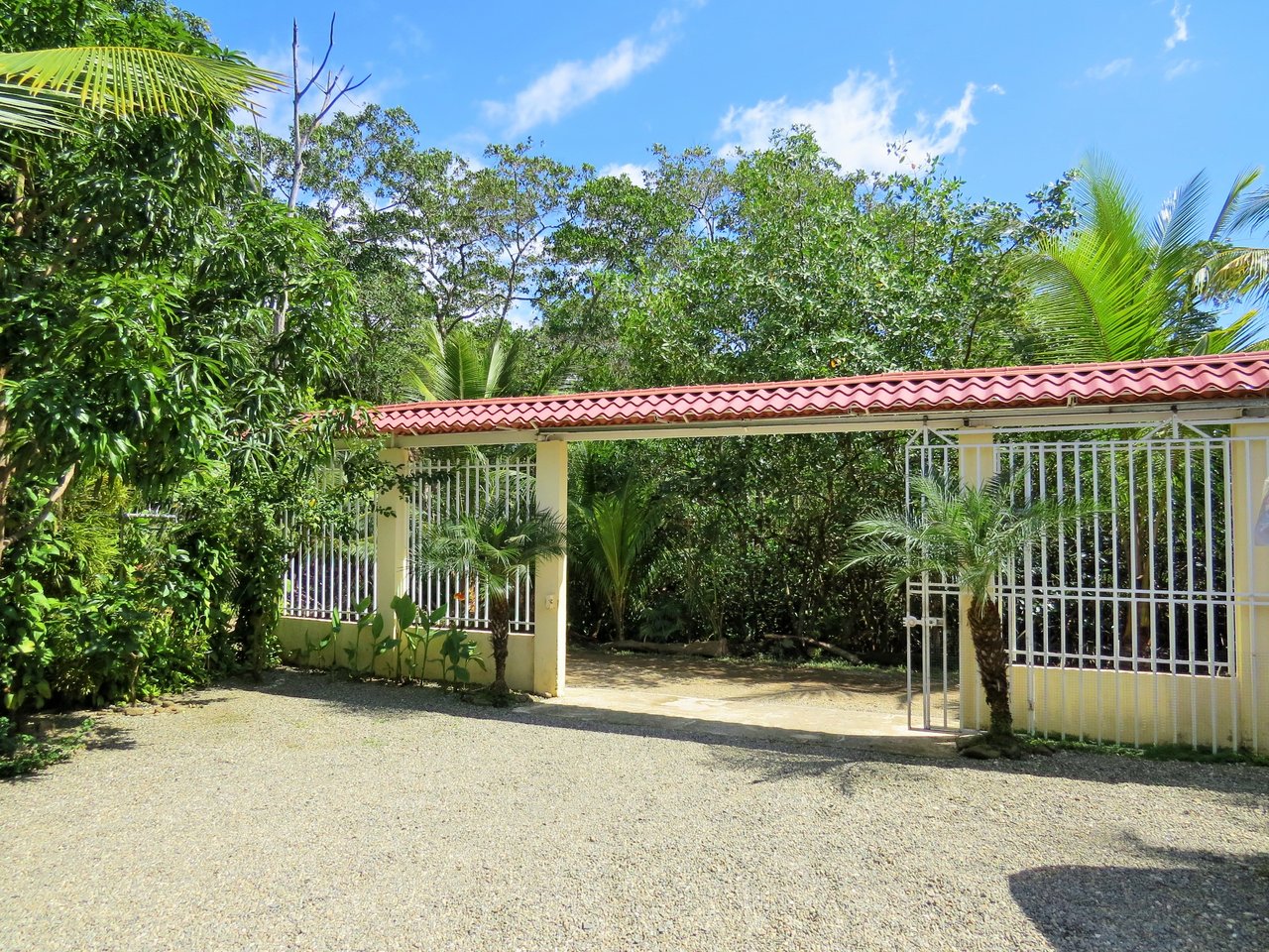 Fully equipped 4 Unit Apartment/Hotel complex 70 meters from the entrance to world-famous Marino Ballena National Park