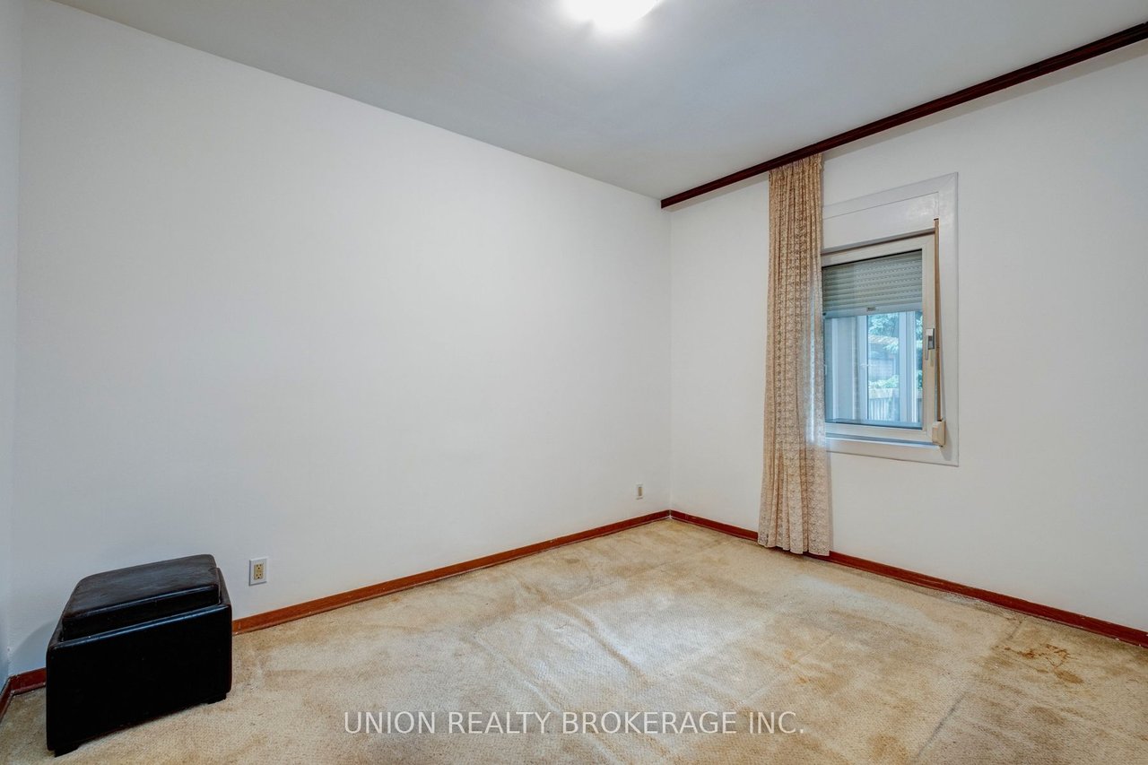 40 Red Deer Ave