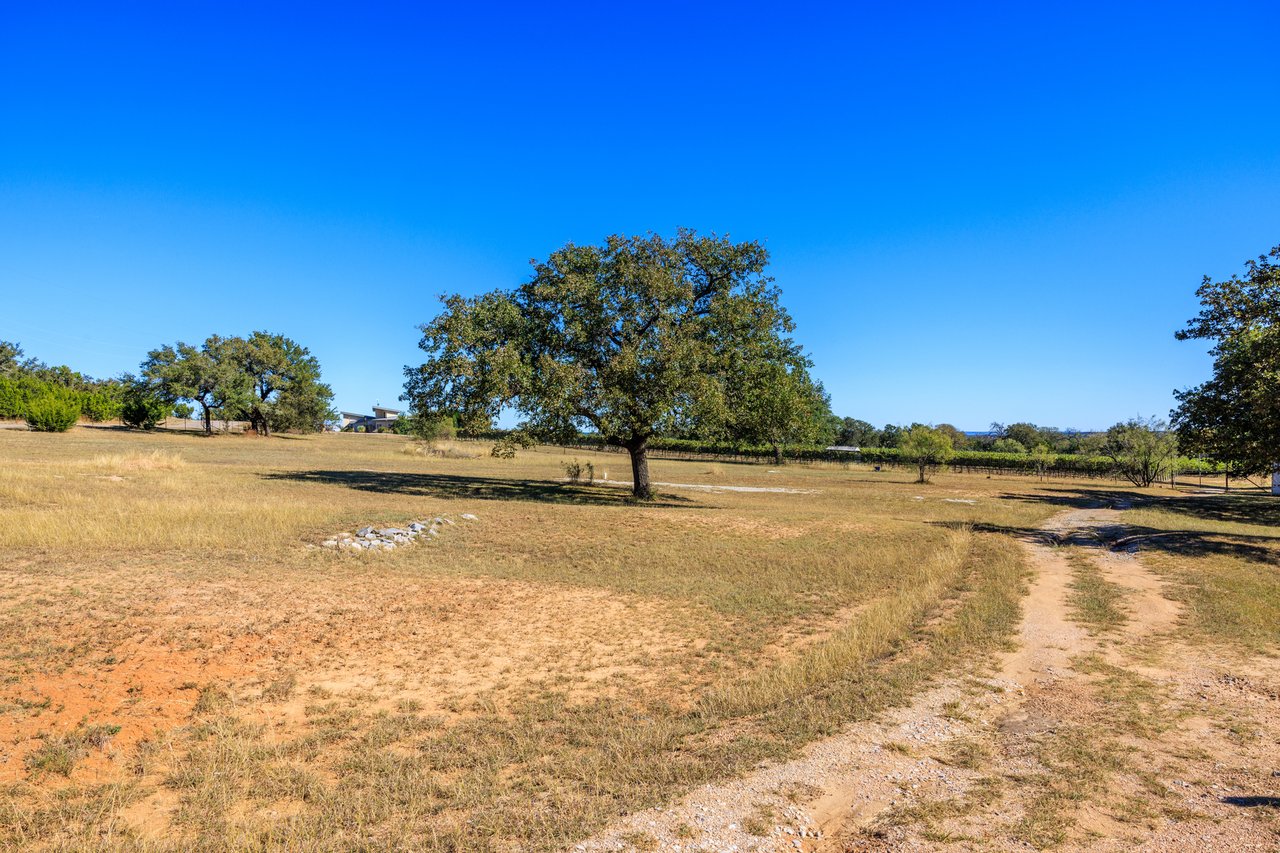 Round Mountain Vineyard