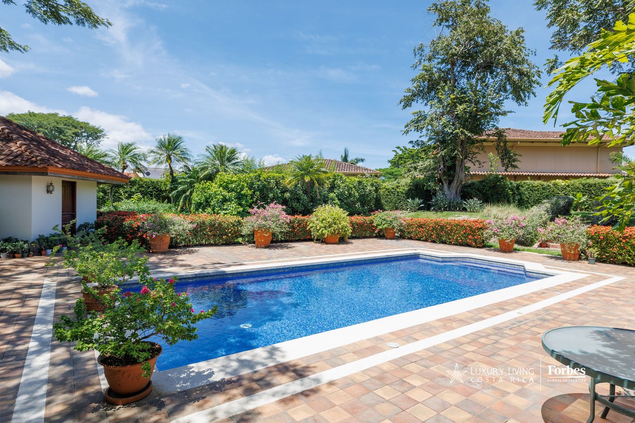 21575 - One level home with almost 3,000sqm of land in Bosques de Lindora