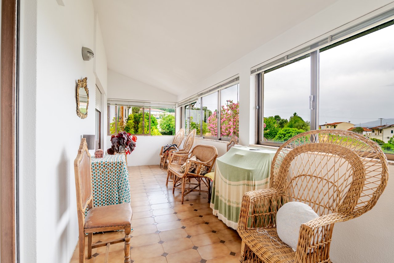 Rustic Four-Bedroom House with Private Land in Folhadela, Vila Real