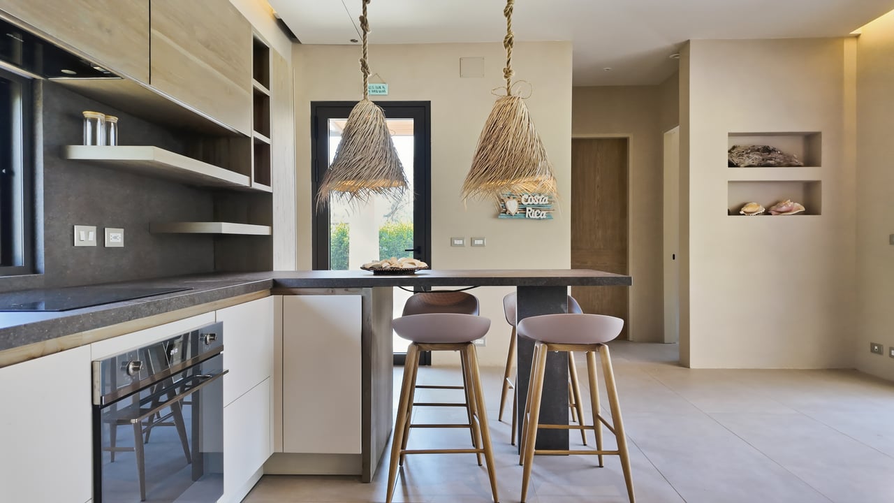 SANTA FE MODERN HOME IN CATALINA COVE | 5,410 M² LOT NEAR BEACHES