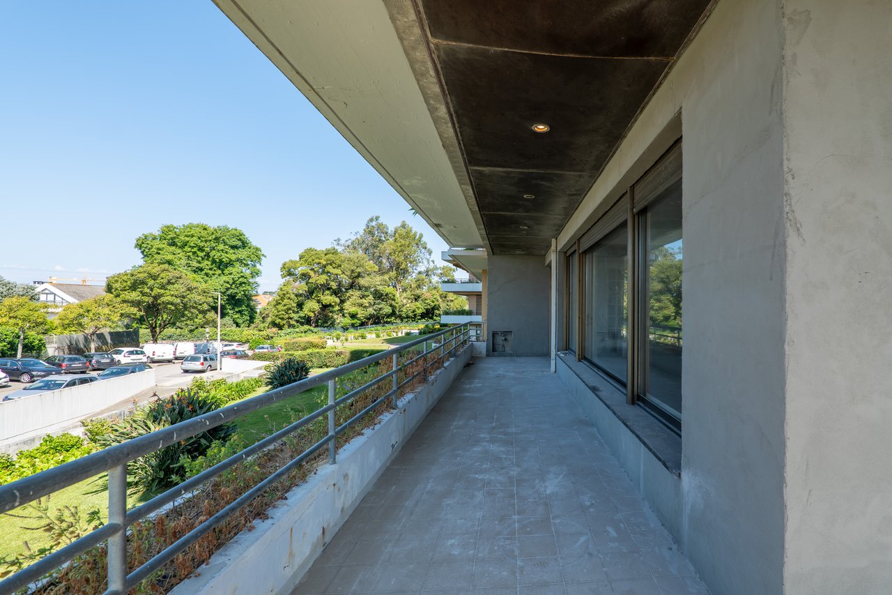Luxury 5-Bedroom Apartment with Balcony & Private Garage in Foz do Douro, Porto