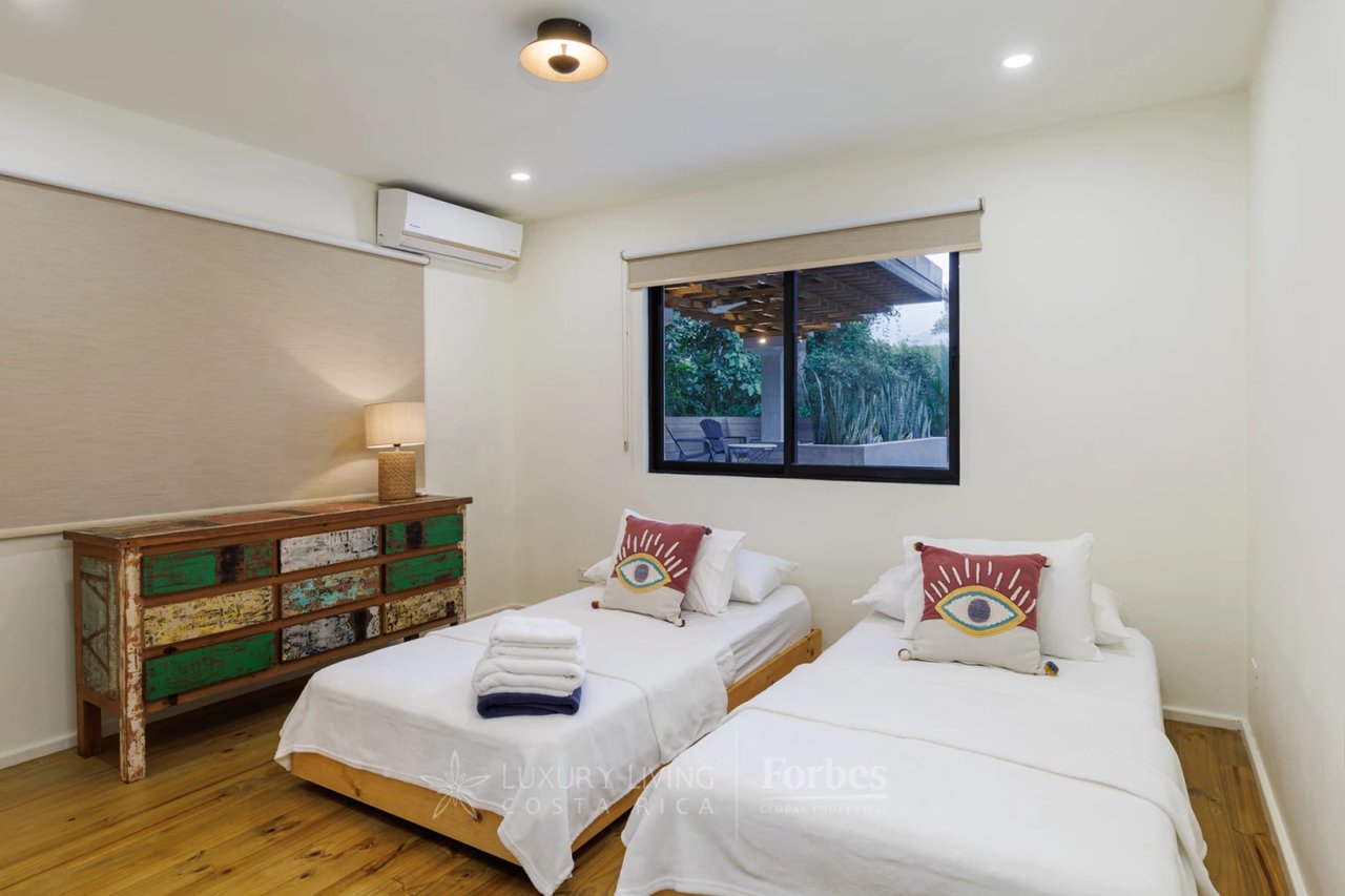 20391 - Property near the beach with hotel or private home potential