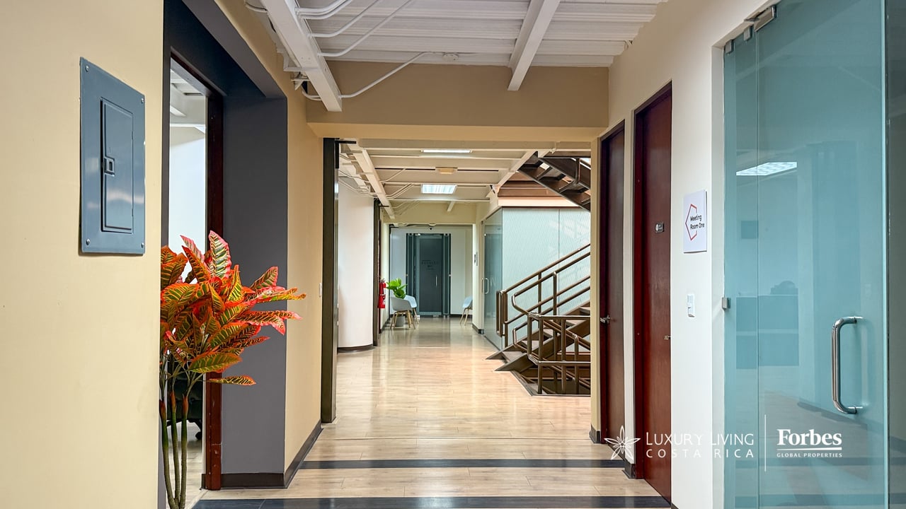 21581 - 3-Story Office/Warehouse with Easy Access to Route 27 in Guachipelin, Escazú