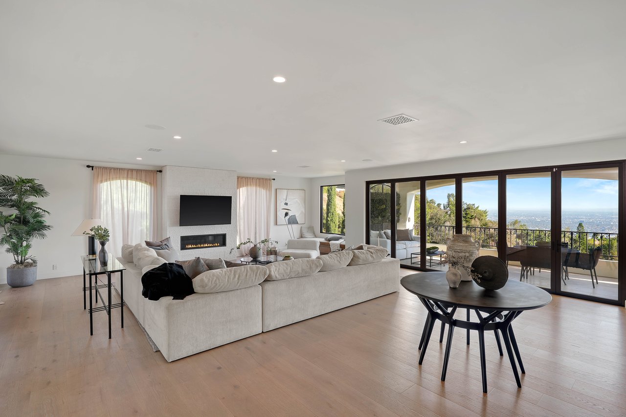 7212 Mulholland Dr, Hollywood Hills