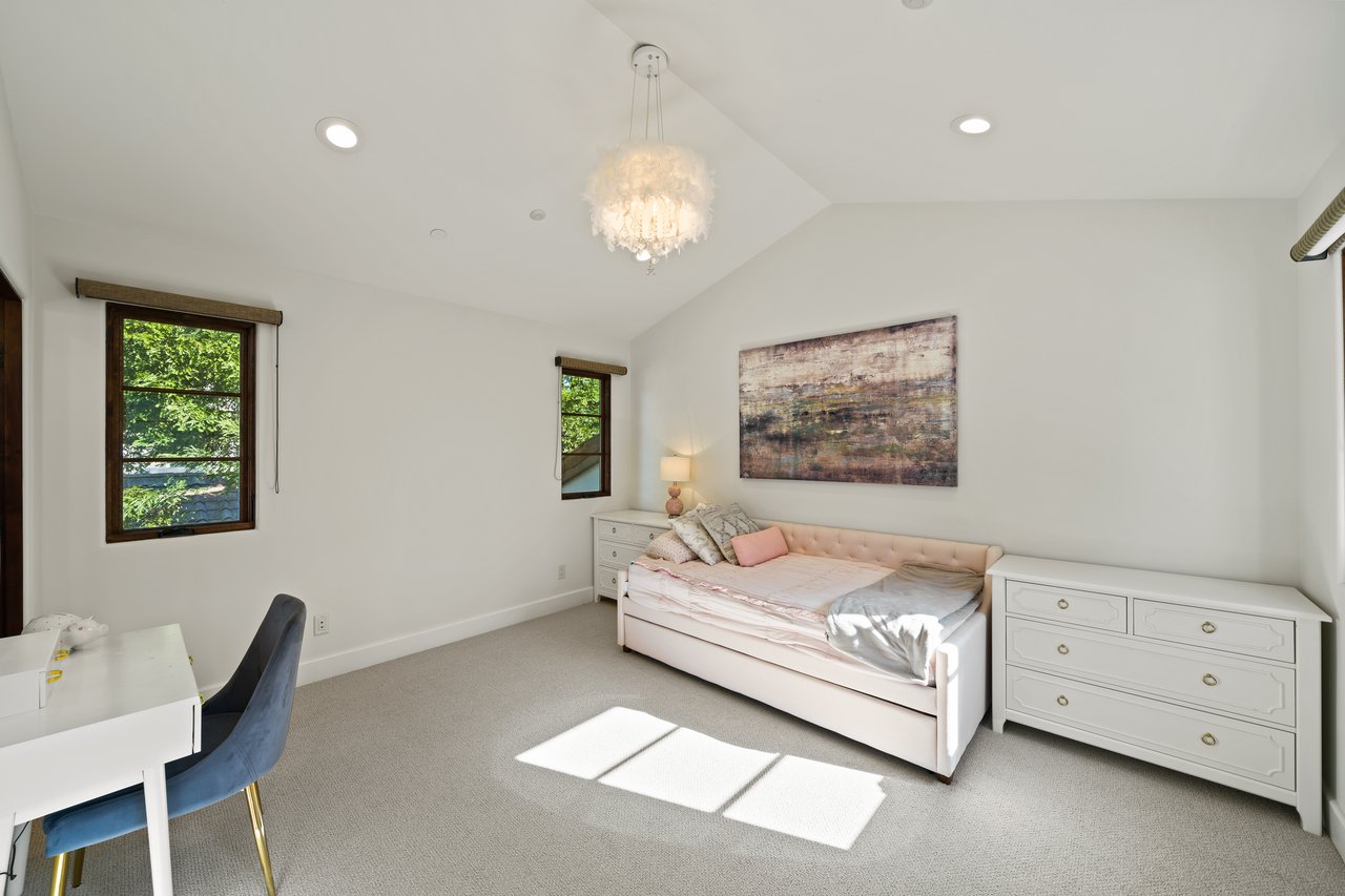 893 Laverne WAY
