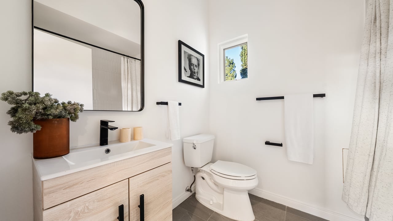 2591 Leicester Dr, Hollywood Hills