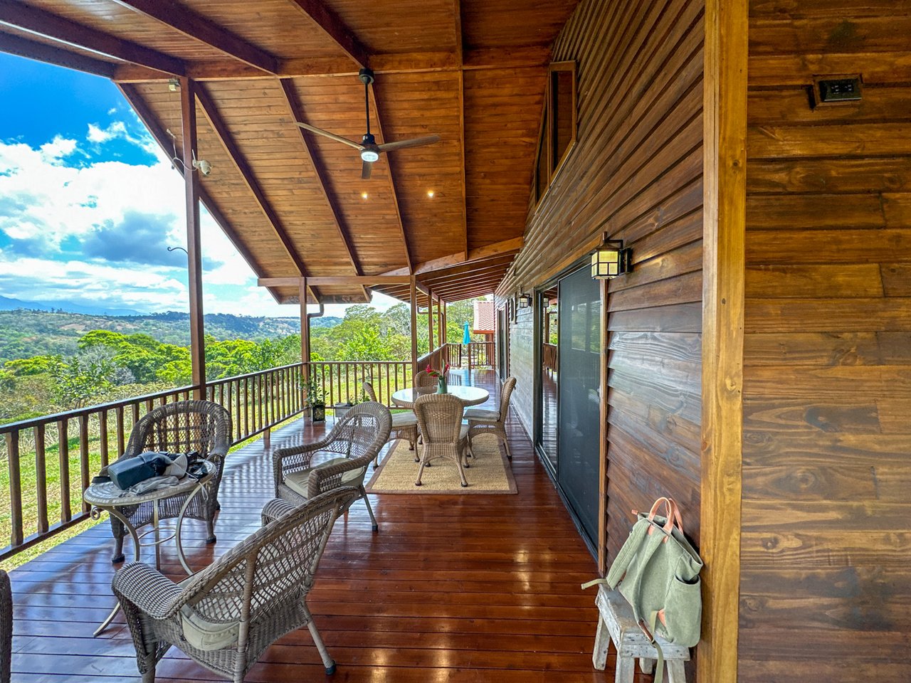 Serene Splendor - Discover Your Dream Home in Pacuar Perez Zeledon