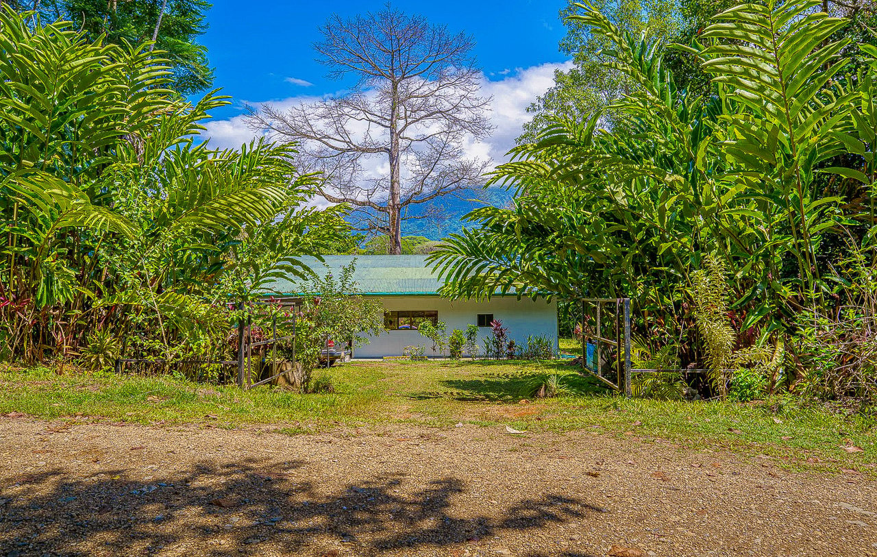 Charming 2-Bedroom Home in Ojochal, right off Finca Marañon, with stunning jungle & mountains views.