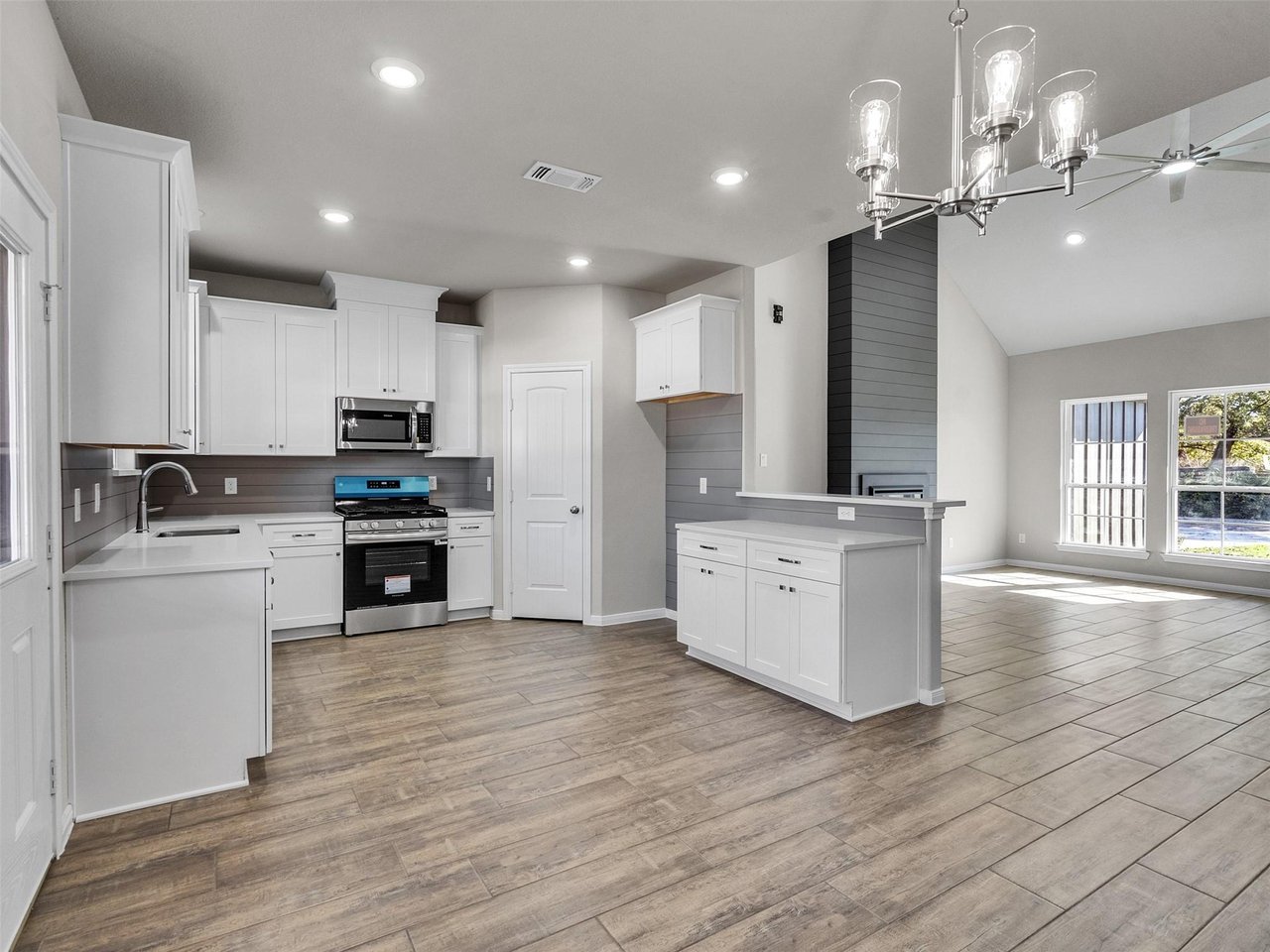 Modern new homes in Brazoria—1,600± sq ft, priced under $300k.