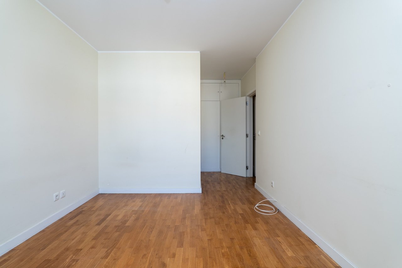 Spacious and Bright 4-Bedroom Apartment for Rent Near Colégio do Rosário