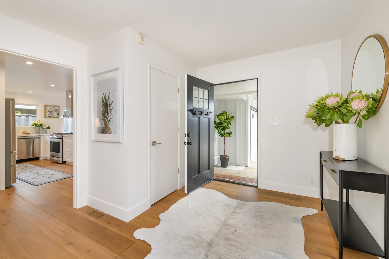 Refined Single-Level Waterfront Retreat